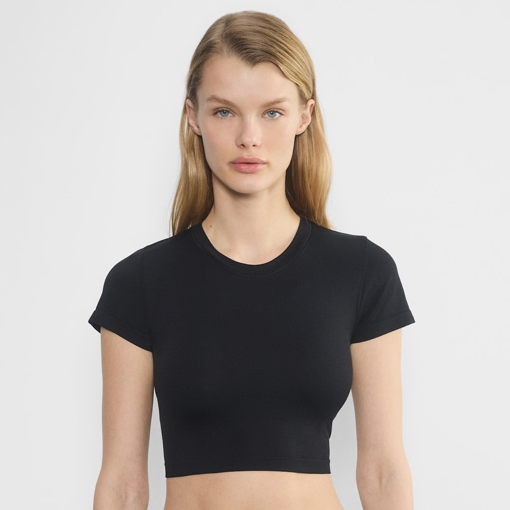 ARITZIA SEAMLESS WILLOW CROPPED‎ BLACK T-SHIRT CREWNECK SHORT-SLEEVE SUNDAY BEST